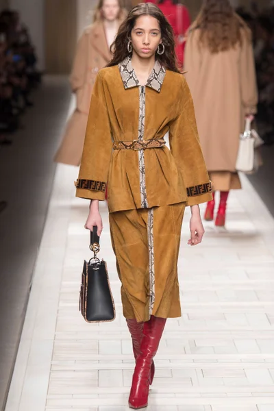 Look 19